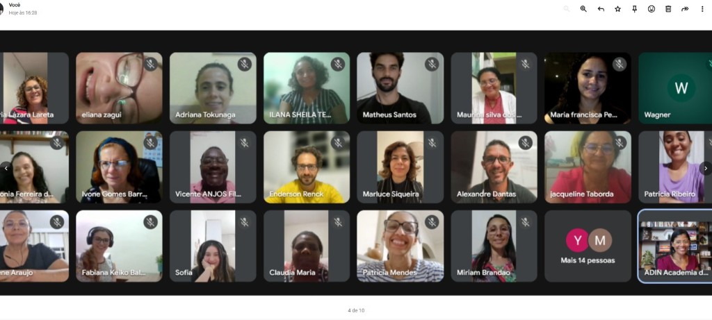 Turma participando de aula ao vivo