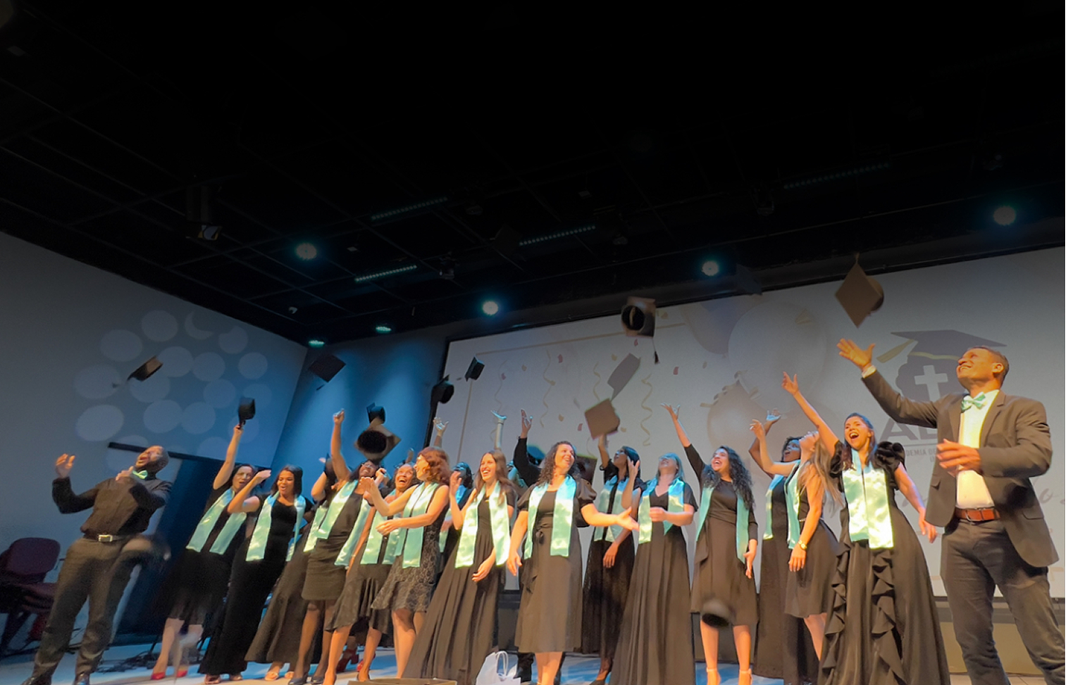 Alunos celebrando a formatura